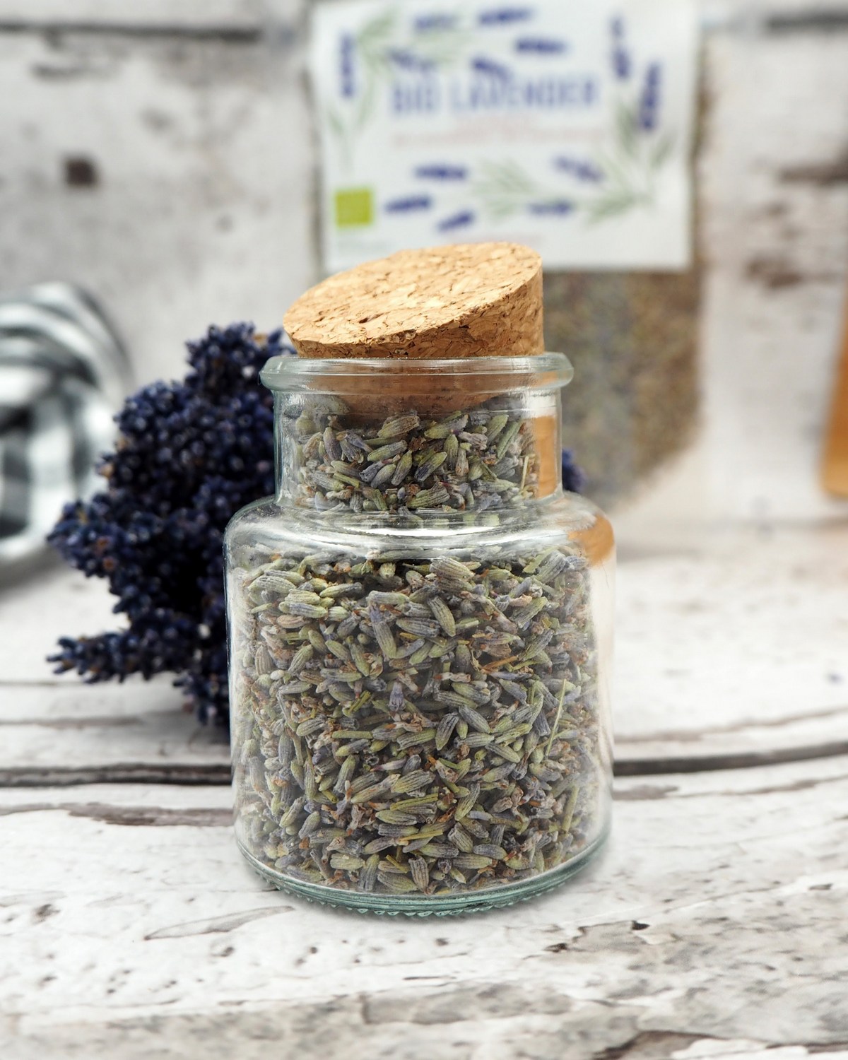 Lumânare artizanală în sticlă violet cu ramuri verzi